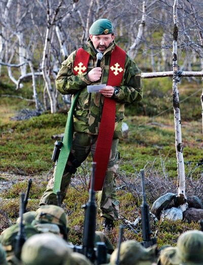 Prester i forsvar. Feltgudstjeneste for soldater ved Garnisonen i Sør-Varanger (illustrasjonsbilde).
 Foto: Torbjørn Kjosvold/Forsvarets mediesenter.