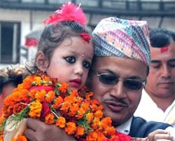 Tre år gamle Matani Shakya ble båret gjennom Kathmandus gater på tirsdag. Fram til puberteten skal hun leve isolert og bli tilbedt av hinduer og buddhister. Foto: Nepalnews.com