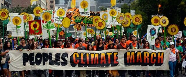 Kanskje vil folkelig mobilisering bidra, som tidligere i høst – da aktivister var samlet til People’s Climate March i New York, i forbindelse med FN-møtet om klimaforandringer for 120 verdensledere.
 Foto: Scanpix