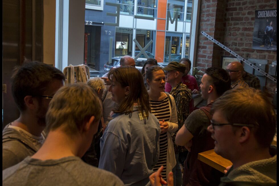 Det var trangt om plassen, då alle ville sjå og prøve skoa på Café Mesh.
 Foto: Dan-Raoul Husebø Miranda