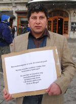 En enslig demonstrant, Kaltham Alexander Lie, krevde menneskerettigheter for homofile muslimer.  Foto: Even Gran