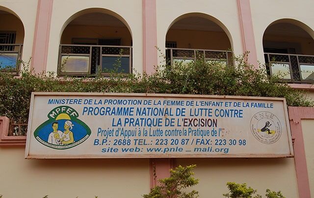 Det statlige «Programme National de la Lutte contre l’Excision» (PNLE) motarbeider omskjæring i Mali. Her utenfor hovedkontoret.
 Foto: Wiggen media