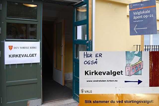 Slik så inngangen på valglokalet i Møllergata skole i Oslo ut på valgdagen under stortingsvalget i 2009. Innfelt nederst til høyre: Plakat fra valglokale i Raufoss, 2009.
 Foto: Even Gran