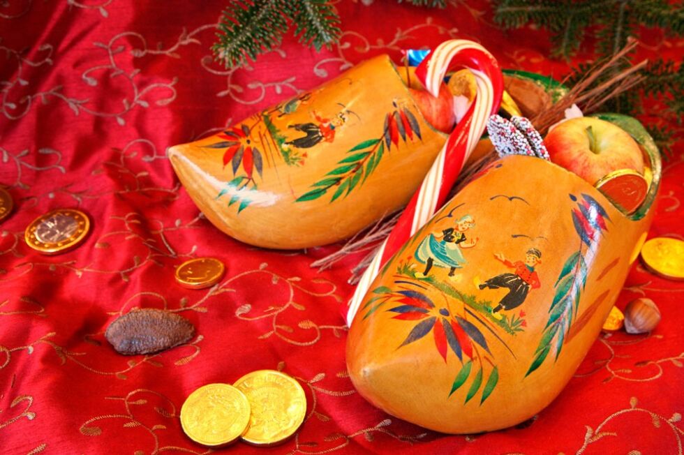 Nøktern nederlandsk julefeiring: Sinterklaas fyller treskoene med julegodt, og kanskje et dikt som hinter til hvor en hemmelig gave kan finnes.
 Foto: Shutterstock/NTB scanpix