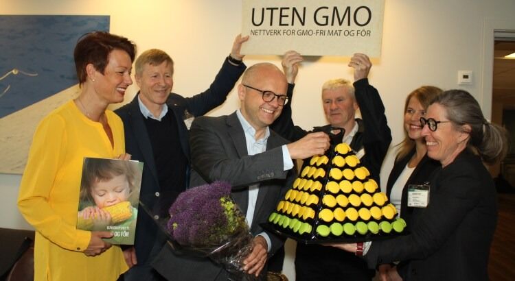 Slik så det ut da klima- og miljøminister Vidar Helgesen (H) var på besøk hos Nettverk for GMO-fri mat og fôr i juni 2017.
 Foto: Nettverk for GMO-fri mat og fôr