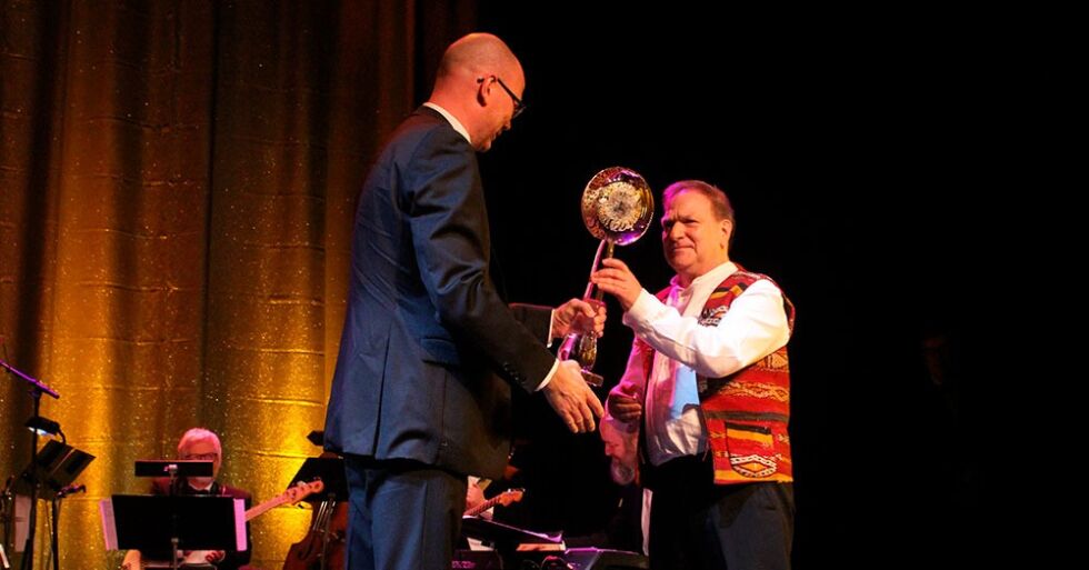 Thor Sørum-Johansen, ansvarlig redaktør i avisa Glåmdalen, delte ut prisen Årets glåmdøl til Johny Gullaker Johnson.
 Foto: Anne Eriksdatter Bye