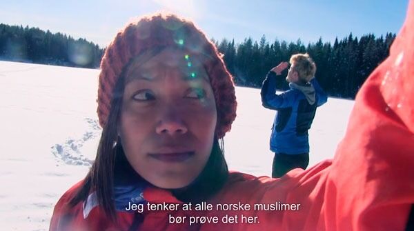 Erlynee er skeptisk til å ha fått en mann som ber fredagsbønn på skitur i Nordmarka.
 Foto: Fra filmen