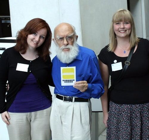 Kristin Carlsson og Marit Simonsen fra Skepsis møtte James Randi på Ateistkonferansen i Københavni fjor, og fikk ham til å gjøre reklame for Kritisk Masse-konferansen.