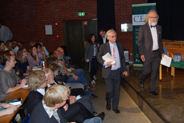 Richard Dawkins ankommer åstedet sammen biologiprofessor og CEES-leder Nils Chr. Stenseth.
 Foto: Even Gran