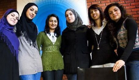 Jentene i Muslimsk studentsamfunn driver en aktiv redefinering av islam, forteller Cora Alexa Døving. Leder Bushra Ishaq (i grønt) sa til Fritanke.no i mai 2009 at hijab-bruk er helt frivillig. Foto: Arne Ove Bergo/Dagsavisen.