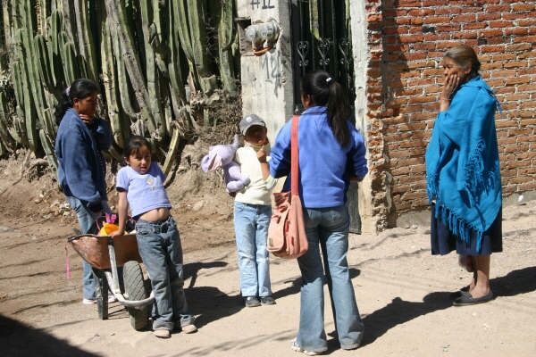 Erika i samtale med en familie på gaten i landsbyen Puerto de Nieto.