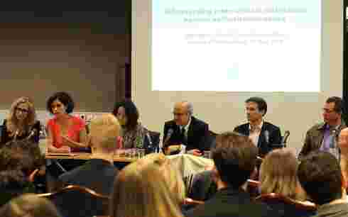 Hele panelet: Maria Alyokhina, Nadezhda Tolokonnikova, Pussy Riots russiske tolk, Bill Browder, Gerald Knaus og Gunnar Ekeløve-Slydal.
 Foto: Lillian Solheim, NHC