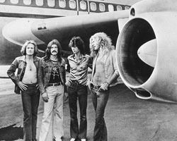 Flommende hårmanker til tross, det var lite flower power ved Led Zeppelin. Med tunge basstrommer og okkulte tekster regnes de som historiens første heavy metal-band.