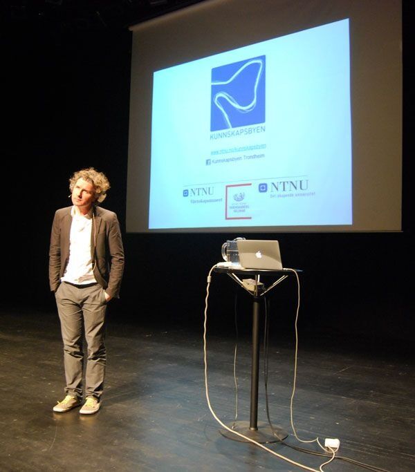 Ben Goldacre besøkte Trondheim og Oslo i november 2011. Her fra foredraget i Trondheim.
 Foto: Even Gran