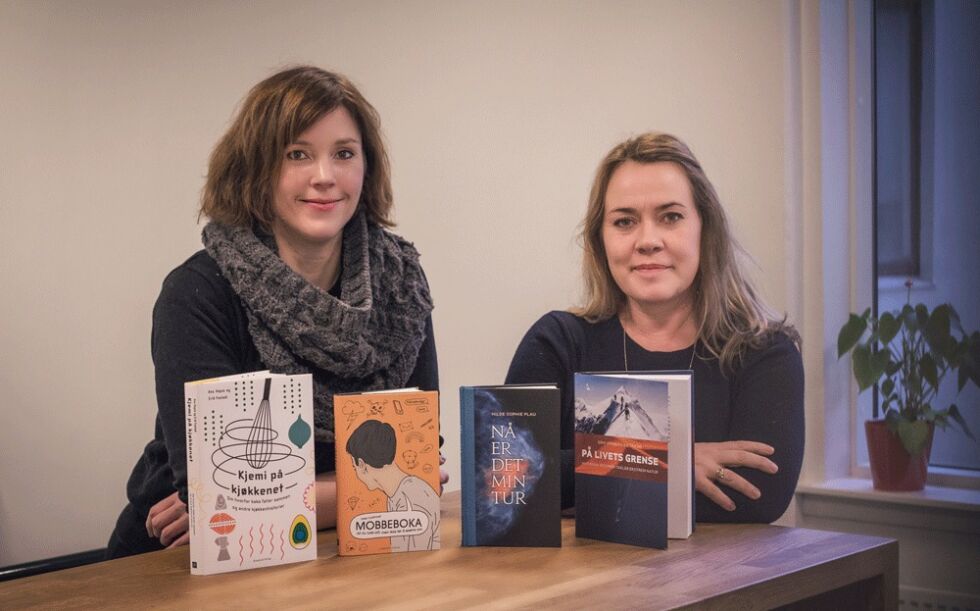 Humanist forlags Marianne Egerdal og Bente Pihlstrøm med årets innkjøpte bøker.
 Foto: Arnfinn Pettersen