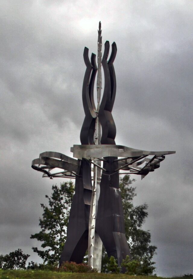 Arnold Haukelands skulptur «Ode til lyset» på Storedal Kultursenter i Skjeberg, Østfold, inneholder Arne Nordheims elektroniske musikk. Musikken forandrer seg etter vær og vind og gir ulike bilder til ulike sanser.
 Foto: Espen A. Nordenhaug. Bildet er beskåret