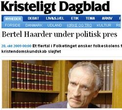Den danske utdanningsministeren Bertel Haarder er under hardt press for å gjøre folkeskolens kristendomsfag obligatorisk.