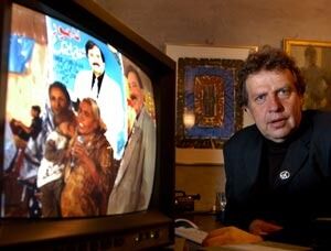 Erling Borgen har laget dokumentarfilm om Aril Edvardsen som ble vist på kino og sendt på TV2 i 2004. Han vil ikke ta stilling til om Edvardsen greier å vekke døde mennesker til live. Bildet er fra lanseringen av filmen. Foto: Scanpix