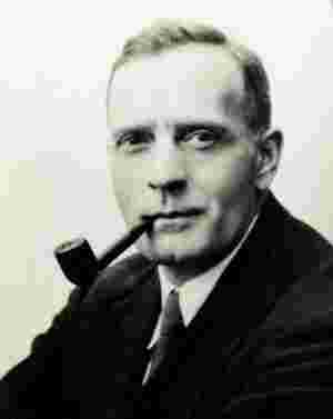 I 1929 publiserte Edwin Hubble observasjoner som viste at fjerne galakser er på vei vekk fra oss, med hastigheter som er større desto lengre unna oss de er. Den generelle relativitetsteorien ga rammeverket som Hubbles målinger kunne tolkes innenfor, og resultatet ble Big Bang-modellen.