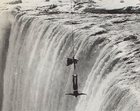 I 1975 gjorde Randi et utbryterstunt, hengende opp ned i en tvangstrøye, over Niagara Falls.