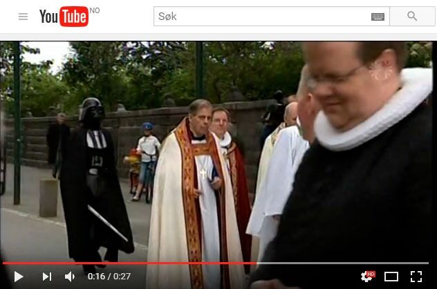 Religionskritikken lever på Island også. I 2008 sørget organisasjonen Vantru, Islands svar på Hedningsamfunnet, for at Darth Vader slo seg sammen med «kulten» på vei inn i Reykjavik domkirke. Se filmen.