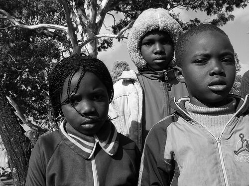 Illustrasjonsbilde av barn på flukt, her fra en flyktningleir i Sør-Afrika.
 Foto: Bjørn Heidenstrøm (CC BY 2.0)