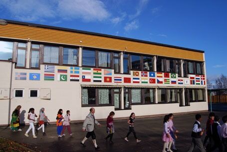 - Fjell skole er et FN i miniatyr, sa Åse Kleveland i hilsningstalen sin. På denne veggen har de hengt opp flagg fra alle nasjonene som er representert på skolen.