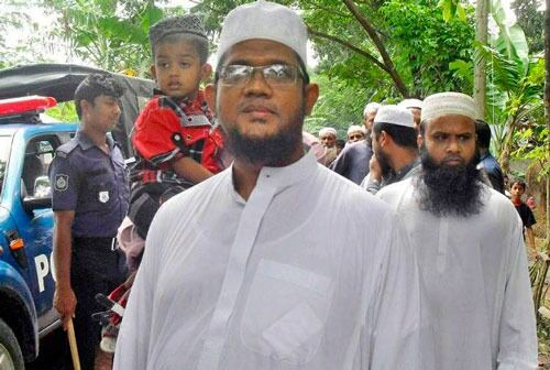 Det er stor misnøye med at lederen av den nå forbudte islamistiske terrorgruppen Ansarullah Bangla Team, Mufti Jasim Uddin Rahmani (bildet), bare ble dømt til fem års fengsel for å ha beordret drapet på ateistbloggeren Ahmed Rajib Haider.