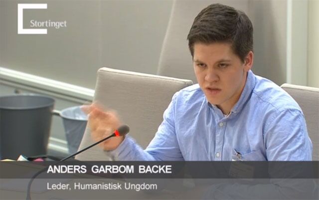Leder av Humanistisk Ungdom, Anders Garbom Backe, la fram organisasjonens syn overfor Stortinget sist fredag. Hopp rett til HUs innlegg her.