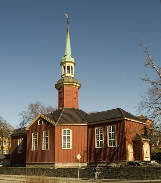 Når skoleelever kommer hit til Bakke kirke i Trondheim for julegudstjeneste vil de trolig slippe å bekjenne sine synder og sin tro.
 Foto: Wikimedia commons @ Morten Dreier