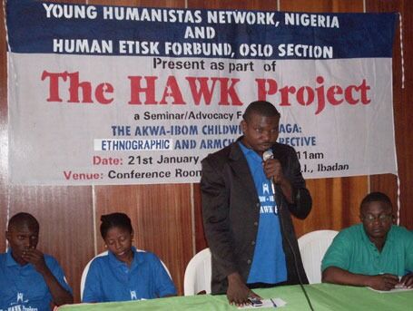 Fra et møte i HAWK. Yemi Ademowo Johnson i grønn genser til høyre. Det er Sam Ikpe-Itauma fra hjelpeorganisasjonen CRARN som snakker.