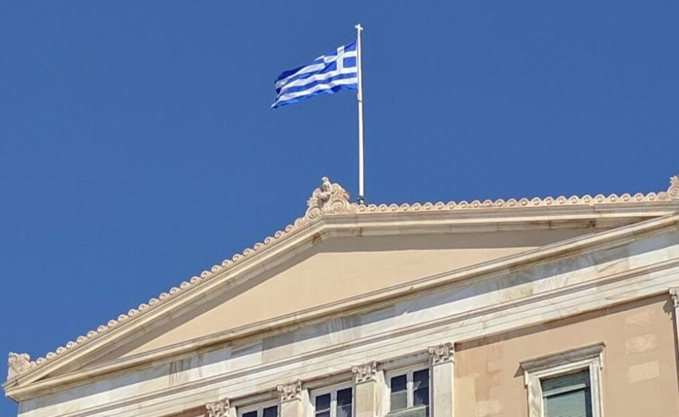 Flagget som vaier på toppen av parlamentsbygningen i Athen har et kors i toppen.
 Foto: Even Gran