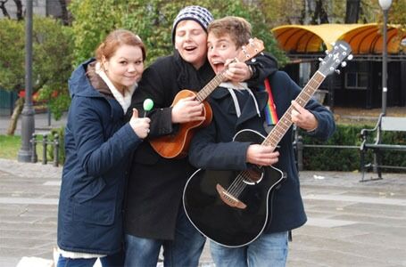 Sol (16), Emil (16) og Johan (16) spiller gitar, synger og selger boller