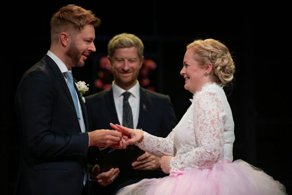 Brudeparet Nina Løvdok (36) og Tor Larsen (36) fra Drammen var svært fornøyd med seremonien på Oslo Nye Centralteatret.
 Foto: Lars Opstad / Oslo Nye Teater