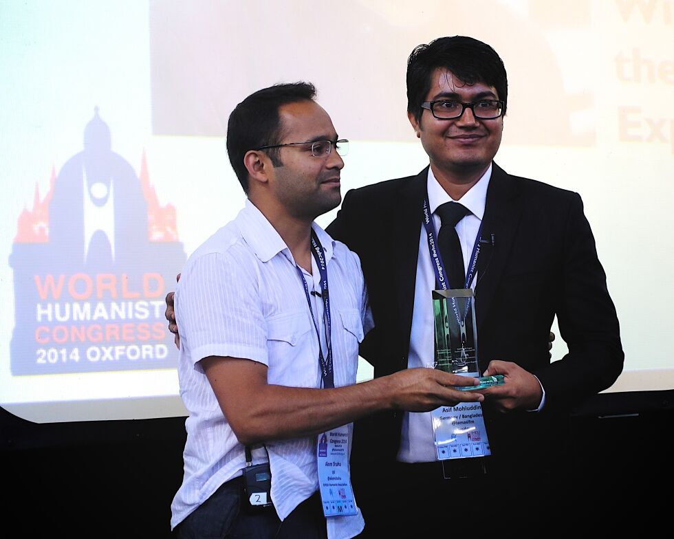 Britisk-bangladesiske Ahom Shaha (t.v.) fra British Humanist Association delte ut Free Expression Award til den bangladesiske ateist-bloggeren Asif Mohiuddin.
 Foto: Arnfinn Pettersen