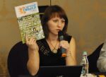 Olga Pastushkova fra den russiske humanistorganisasjonen. Bladet hun holder opp er et russisk skeptikermagasin.  Foto: Even Gran