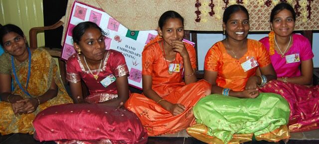 India: HAMU støtter prosjekter drevet av Ateistsenteret i Vijayawada, blant annet Krisesenteret for kvinner. Der får kvinnene i tillegg til hjelp også tilbud om feks fagopplæring i blant annet skredderfaget, søm og tekstilarbeid.
