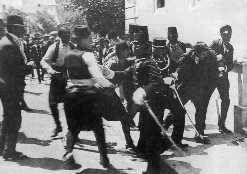 Anarko-nasjonalisten Gavrilo Princip avfyrte skuddene som drepte Franz Ferdinand og hans gemalinne Sophia. Her blir han pågrepet rett etter at skuddene er avfyrt.