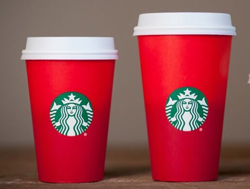 Disse pappkrusene fra Starbucks skapte furore i USA i fjor. Til og med Donald Trump engasjerte seg.