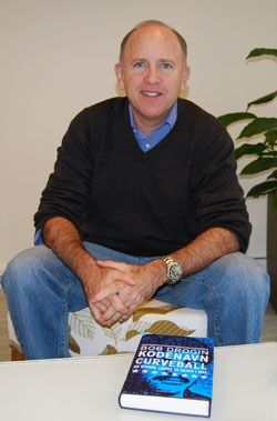 Bob Drogin er blant USAs mest respekterte journalister. Han har blant annet vunnet den prestisjetunge Pulitzerprisen. Drogin jobber i Los Angeles Times. Hans spesialområde er sikkerhetspolitikk og etterretning.