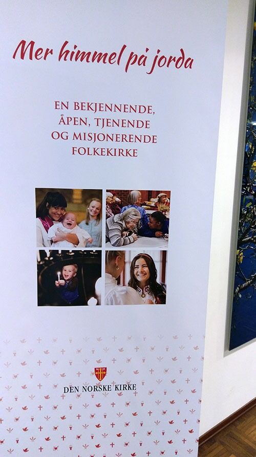 Lars-Petter Helgestad i Human-Etisk Forbund mener skolene må bli mer bevisste på noe av det som står på denne reklameplakaten: Den norske kirke er bekjennende og misjonerende.