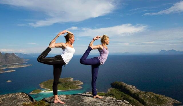 Yogainstruktør og filosofisk praktiker Ida Helene Henriksen, til venstre i bildet, får du treffe hvis du blir med HEF på yogakurs i juni.
 Foto: Camilla Nordlund