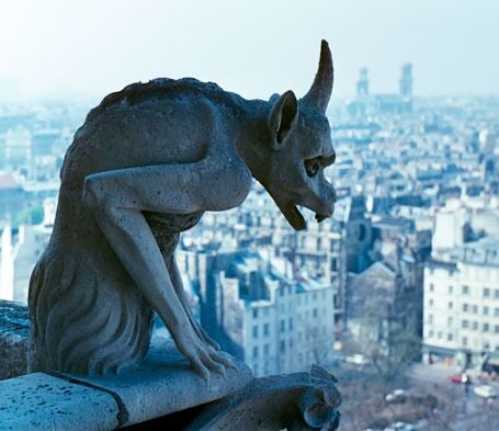 Skulptur på Notre Dame-katedralen skuer ut over Paris. Foto: Yaymicro.com