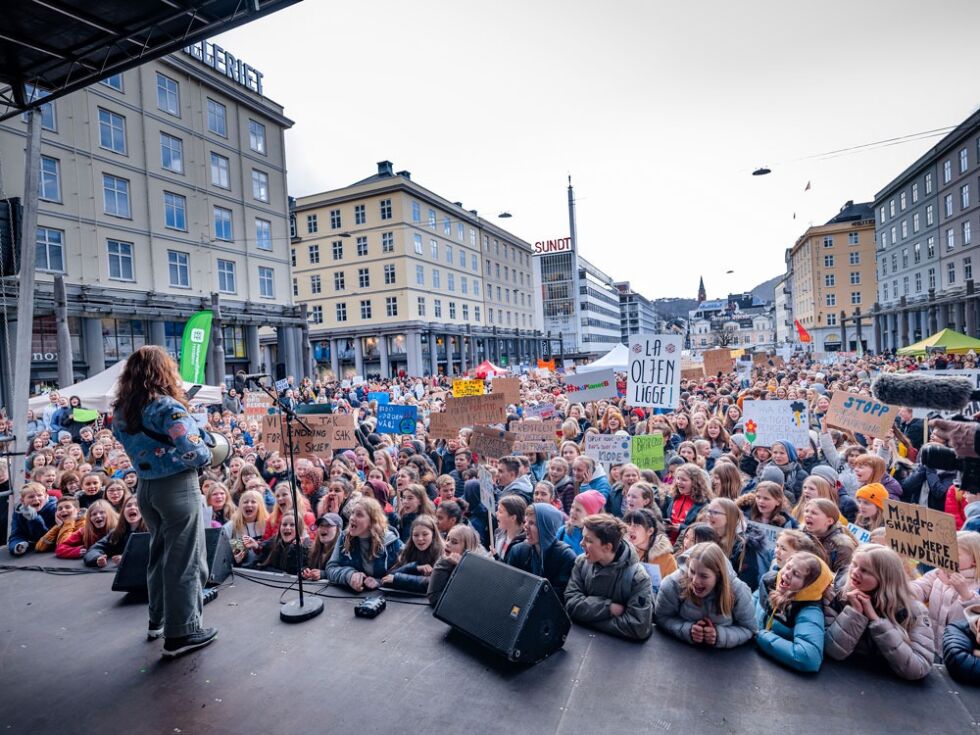 Elever i Bergen skolestreiket for klimaet på Torgallmenningen i Bergen forrige fredag, 14. mars.
 Foto: NTB-Scanpix/Gonzales Photo