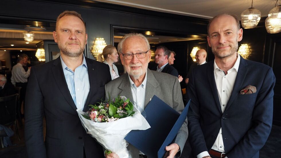 Fritt Ords direktør Knut Olav Åmås og styremedlem Frank Rossavik overrasket Levi Fragell med Fritt Ords Honnør torsdag 28. mars 2019 under en 80-årsmottakelse i regi av Human-Etisk Forbund.
 Foto: Even Gran