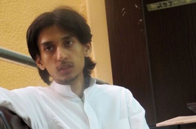 Hamza Kashgari sitter nå i arrest i Saudi-Arabia, tiltalt for uttalelser som ifølge beskyldningene tyder på at han har frafalt islam. Sistnevnte straffes med døden i Saudi-Arabia.