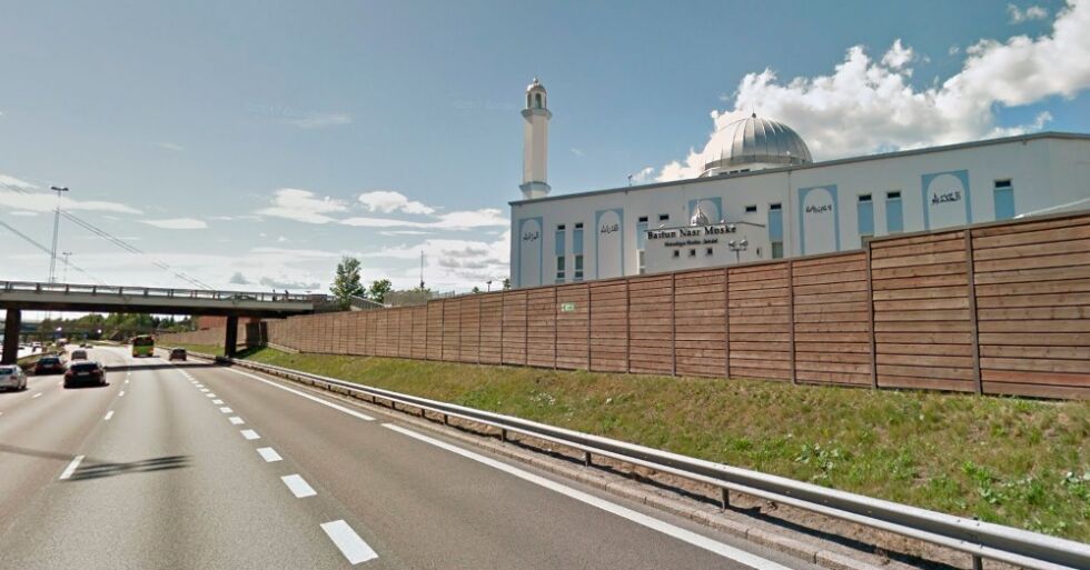 De norske Ahmadiyya-muslimenes «Baitun Nasr moské» på Furuset er godt synlig når man kommer inn til Oslo nordfra på E6.
 Foto: Google street view