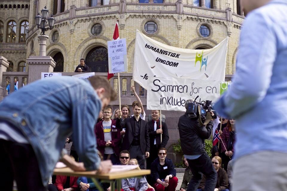 Leder i Unge Høyre, Paul Joakim Sandøy, signerer HUs grunnlovsforslag foran Stortinget lørdag.
 Foto: Dan Raoul Husebø Miranda