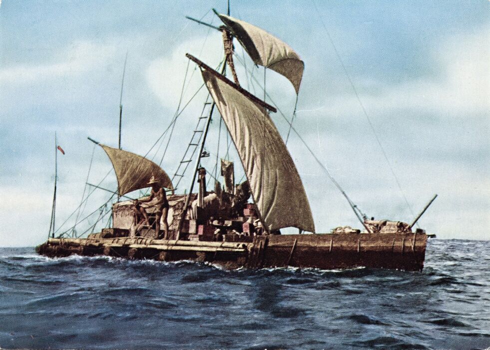 – Heyerdahl seilte ikke over havet for å være tøff. Han gjorde det for å bevise teoriene sine, understreker forfatter Per Ivar Engevold. Her: Kon-Tiki-flåten som i dag står utstilt på Kon-Tiki-museet.
 Foto: Nasjonalbiblioteket
