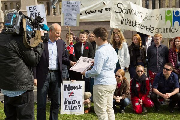 Sju av ni ungdomspartier skrev under på HUs krav
